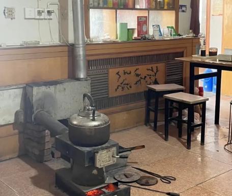 “悲剧还是发生了！”12月27日，湖南长沙，男子一家3口看电视时，点燃炭火盆取暖