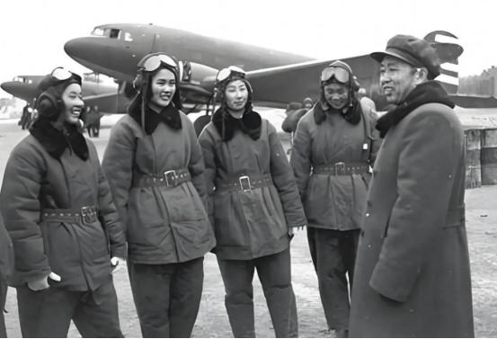 1950年盛夏，南京空军某部食堂里飘着两种截然不同的饭香，长条木桌这头，几位陆军