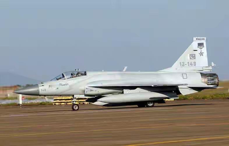 枭龙战机海外首单背后：巴基斯坦40架订单背后的“中国芯”与地区博弈巴基斯坦向