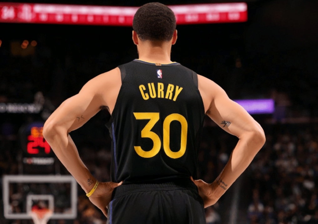 库里伤退！勇士不敌火箭NBA杯提前出局。NBA杯小组赛，勇士主场迎战火箭，这场比