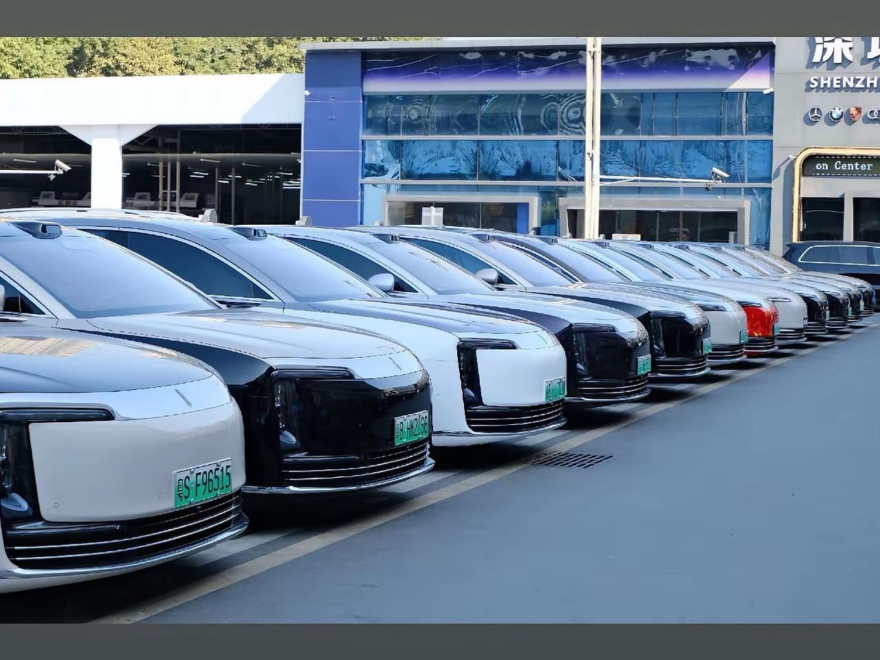 华为系的车，现在卖得有点吓人了。我这么说，是因为这两天看到几组数据，看完感觉