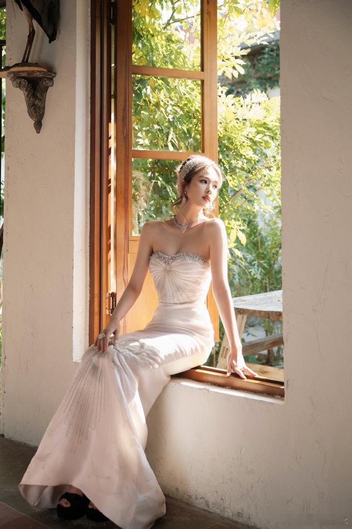 白鹿美神完全挪不开眼​​​