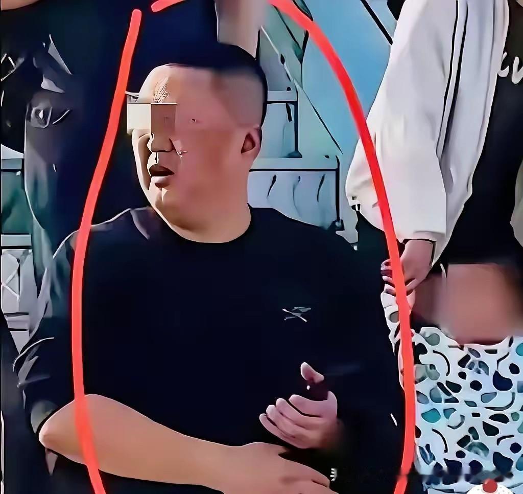 东航“暴躁哥”身份被扒，男同胞集体破防：这锅我们不背！有些脸是自己凑上来丢的，
