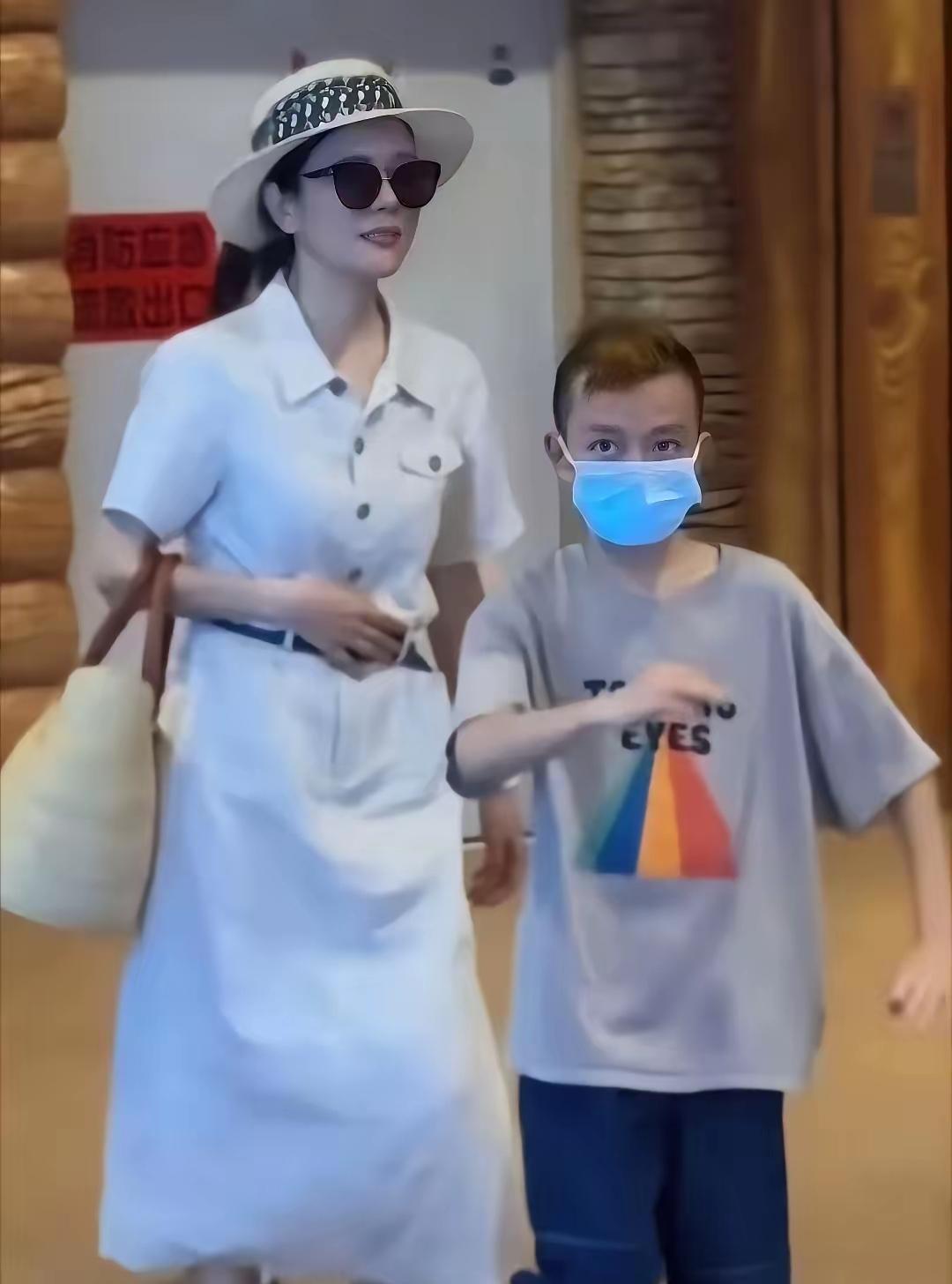 杨乐乐育儿观念转变！11岁小沐沐走出保护圈，走进公益咖啡店体验成长近日，杨