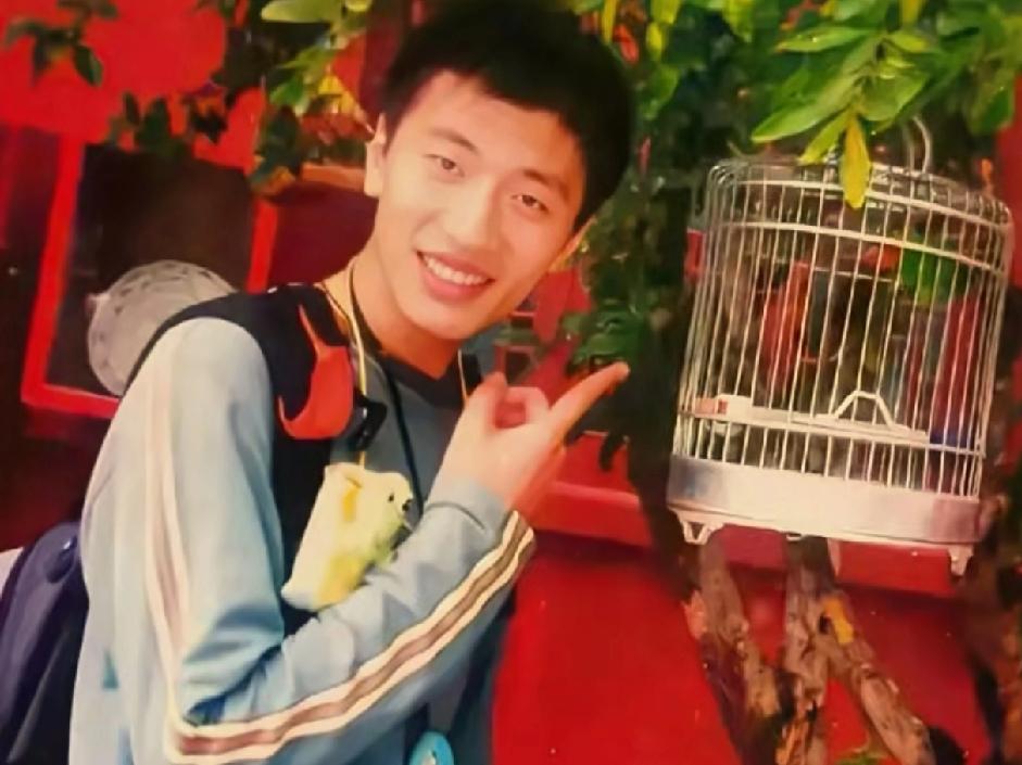 1984年5月18日，齐齐哈尔富裕县一铁路家属区，一个男孩呱呱坠地。张建国是来自