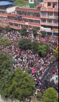 据媒体报道，在尼泊尔政府下令屏蔽26个社交媒体后，尼泊尔年轻人上街对此进行抗议并