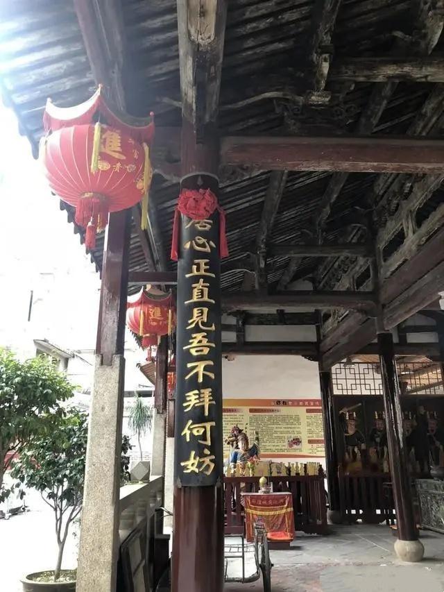 福建兴华城隍庙门口的对联：做事奸邪任尔焚香无益居心正直见吾不拜何妨走入正殿