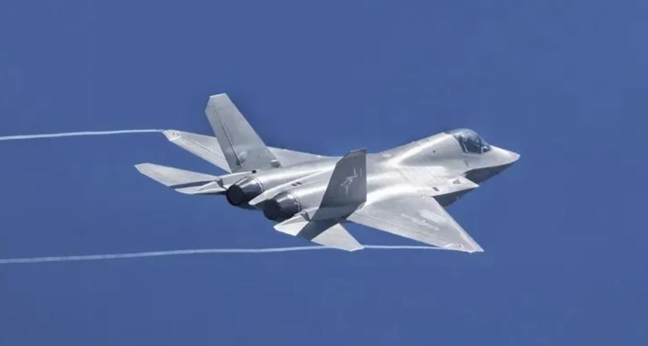 美国的F-35，包括A/B/C，一共装备有600架左右。我们的歼-35，目前