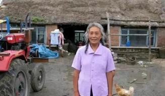 1973年，女知青带农村丈夫回城。一进家门，丈夫就指着墙上的照片，瞪大眼睛问：“