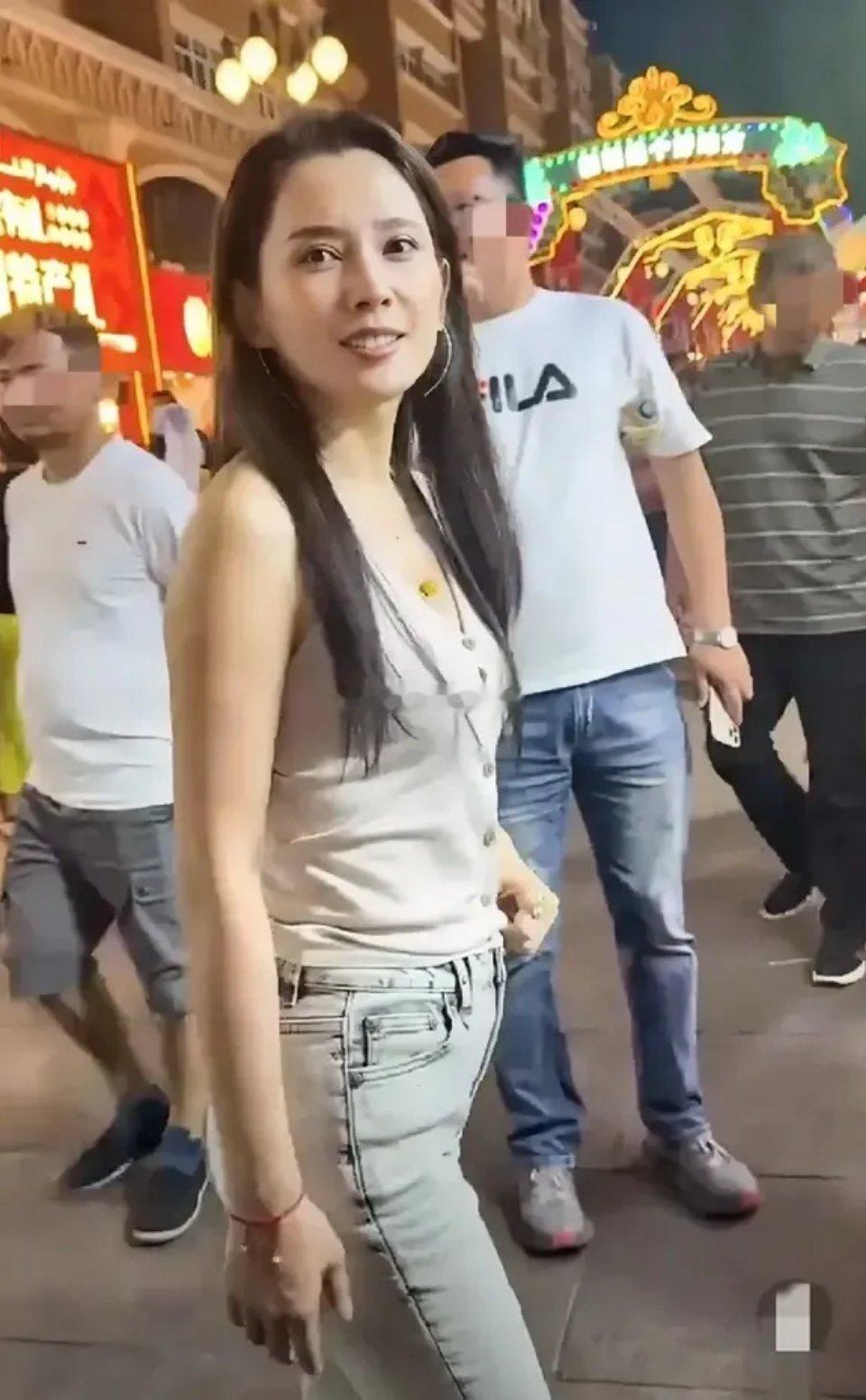 汪峰现女友，电视上看着美若天仙，真人其实很一般啊。不得不说，公众人物离开美颜滤镜