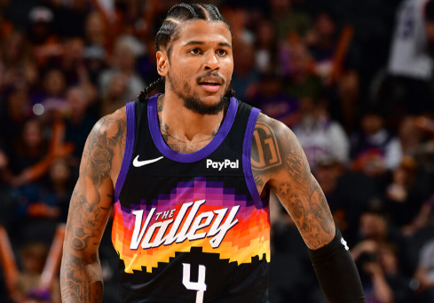 讨论下刚刚对战公牛格林的进攻选择格林第十七投，中线持球，前面已经没人了，按照