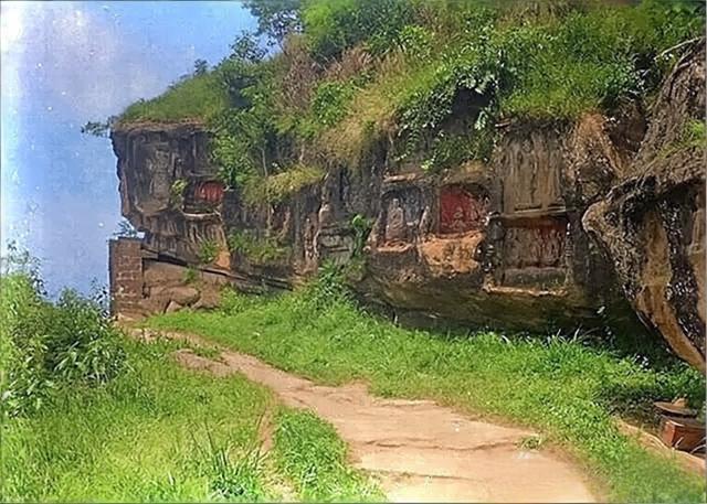 1914年6月21，四川夹江千佛岩，崖壁嵌在荒草蔓生的山野间，粗糙的岩石表面被凿