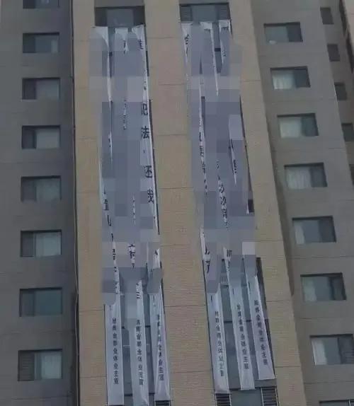最近，小区隔壁的一座写字楼上，每日清晨5点，楼顶的大喇叭便开始播放录音，直至很晚