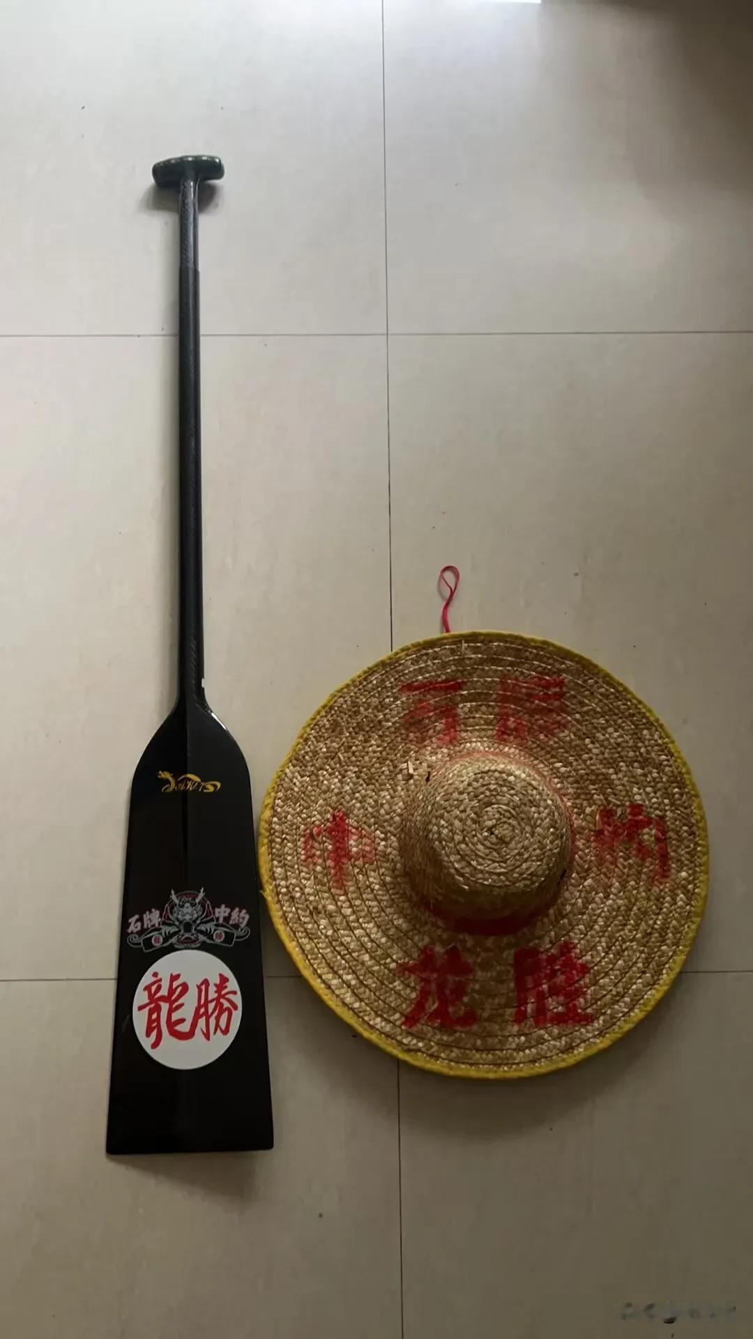 广州房东的龙舟装备看似简单低调，实则背后大有乾坤。就拿龙舟来说，一艘祖传的龙舟没