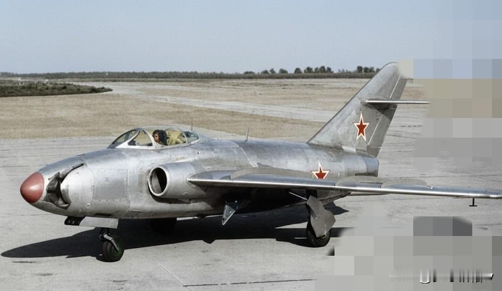 这三张图片里的那架看起来有些熟悉又怪里怪气的飞机是米格-17战斗机的一个衍生型号