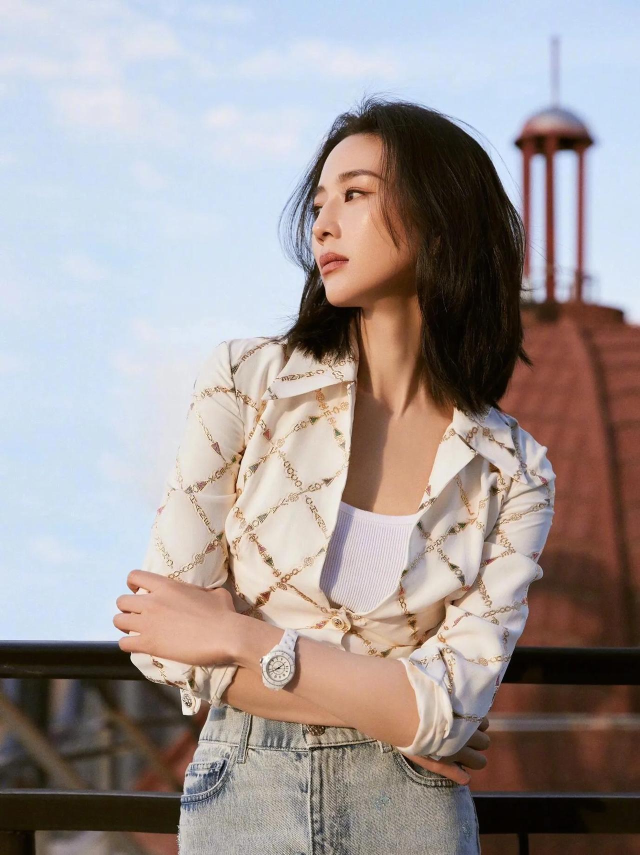 张钧甯这松弛感，真的绝了！格纹衬衫半披，白背心配牛仔裤，阳光底下的她太有氛