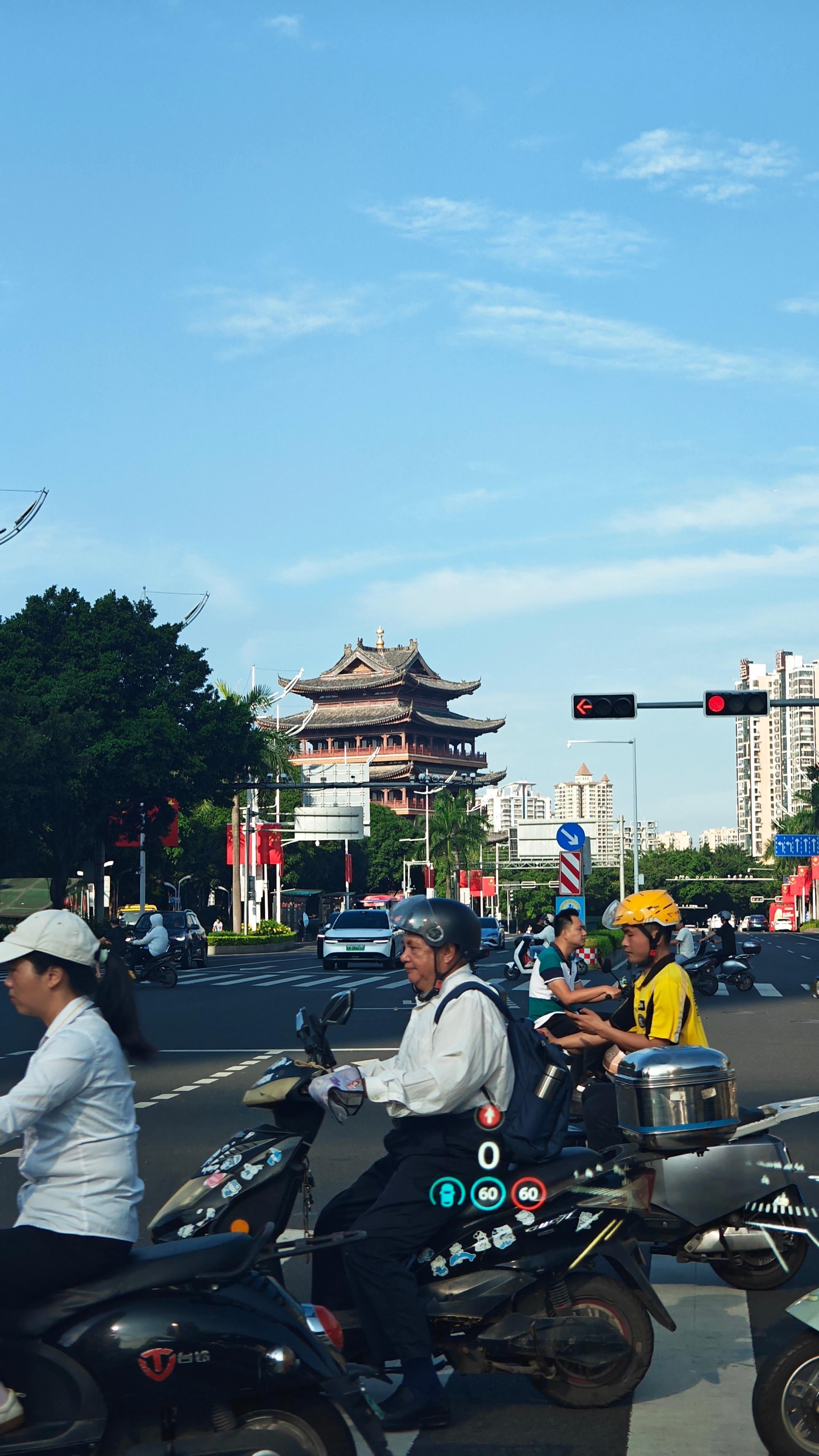 吃个早饭，开着es8的智驾在南宁街上转悠真是清闲，三街两巷这很漂亮。这两天湛江、