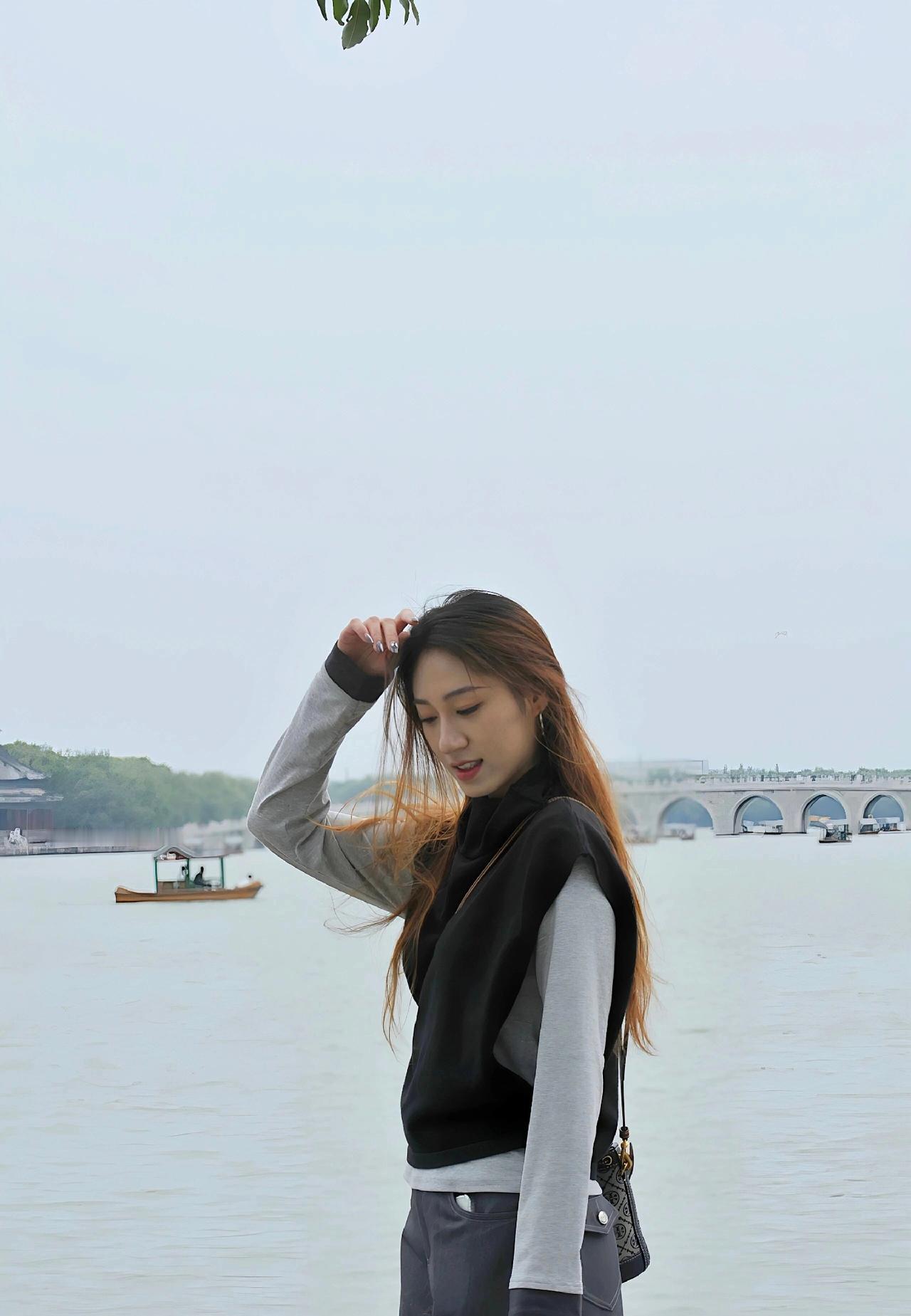 西子湖畔，雷峰塔旁，苏堤对岸，美女模特留下时尚靓丽的写真作品西湖风景照西湖岸边