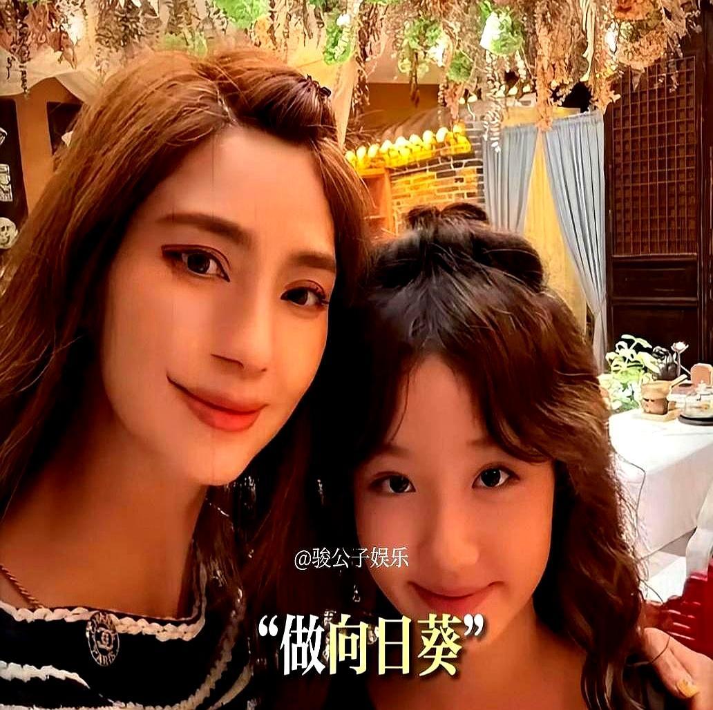 洪欣晒的祖孙三代照，戳破了重组家庭的最大谎言。三八节她晒出和外婆、12岁女