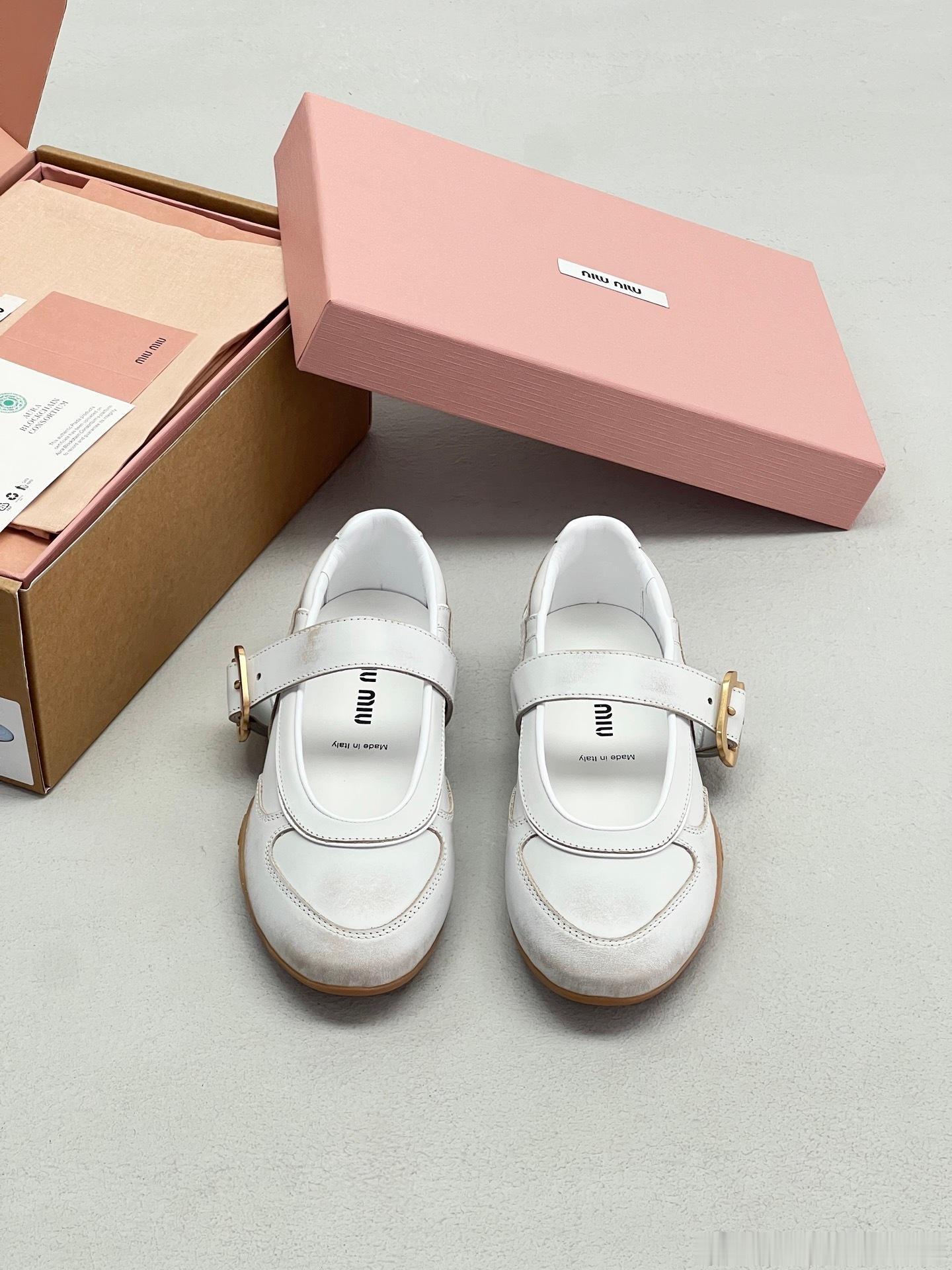 MiuMiu缪缪做旧复古金属扣玛丽珍单鞋miumiu缪缪承袭复古少女核心美