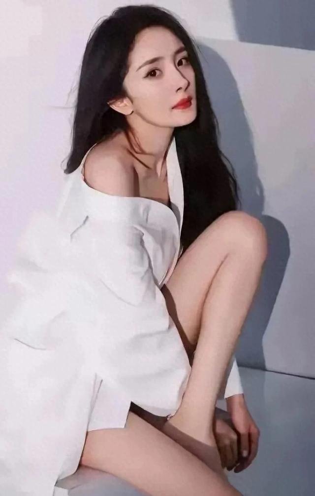 杨幂这美腿与足弓，不愧是腿精天花板，美到心颤！杨幂这双腿简直是尺规画出来的。