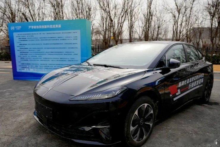 凤凰新闻【全球第一！富锂锰固液电池成功装车，纯电续航可突破1600km，不火都难