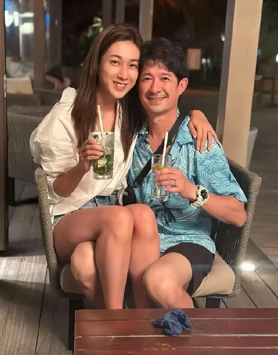 看到钟嘉欣的全家福，一家子笑得特别灿烂。看她满脸幸福的样子，日子肯定过得有滋有味