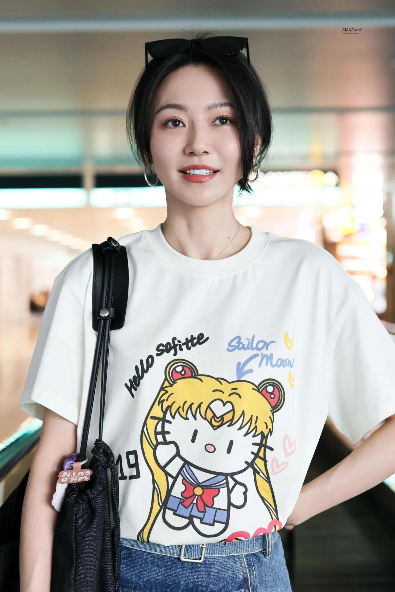 谁懂啊！黄梦莹这身少女感穿搭太戳人！卡通印花白T+牛仔短裙，减龄又清爽，普通人夏