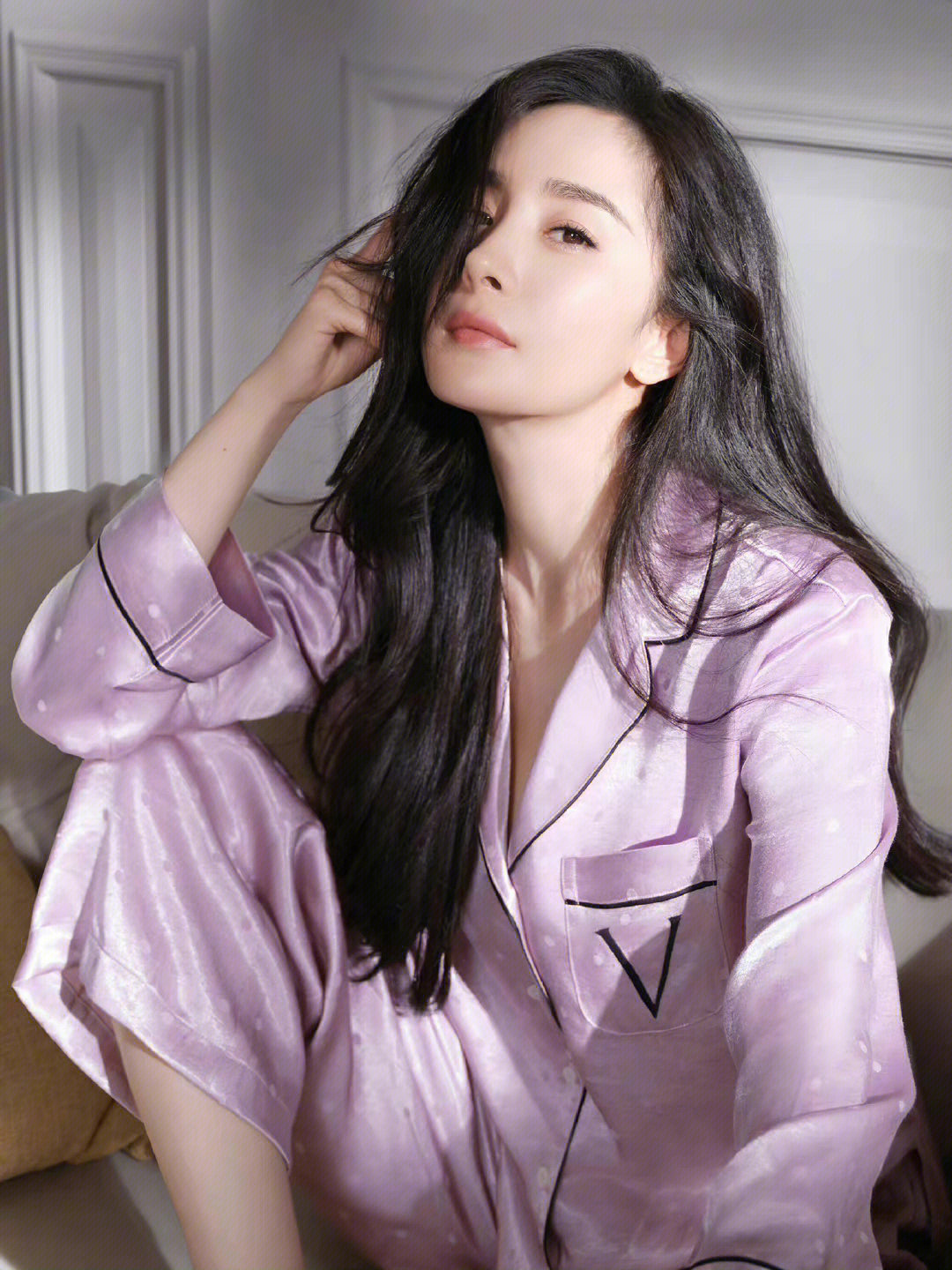 杨幂姐姐的一组睡衣代言大片，好美好温柔。杨幂