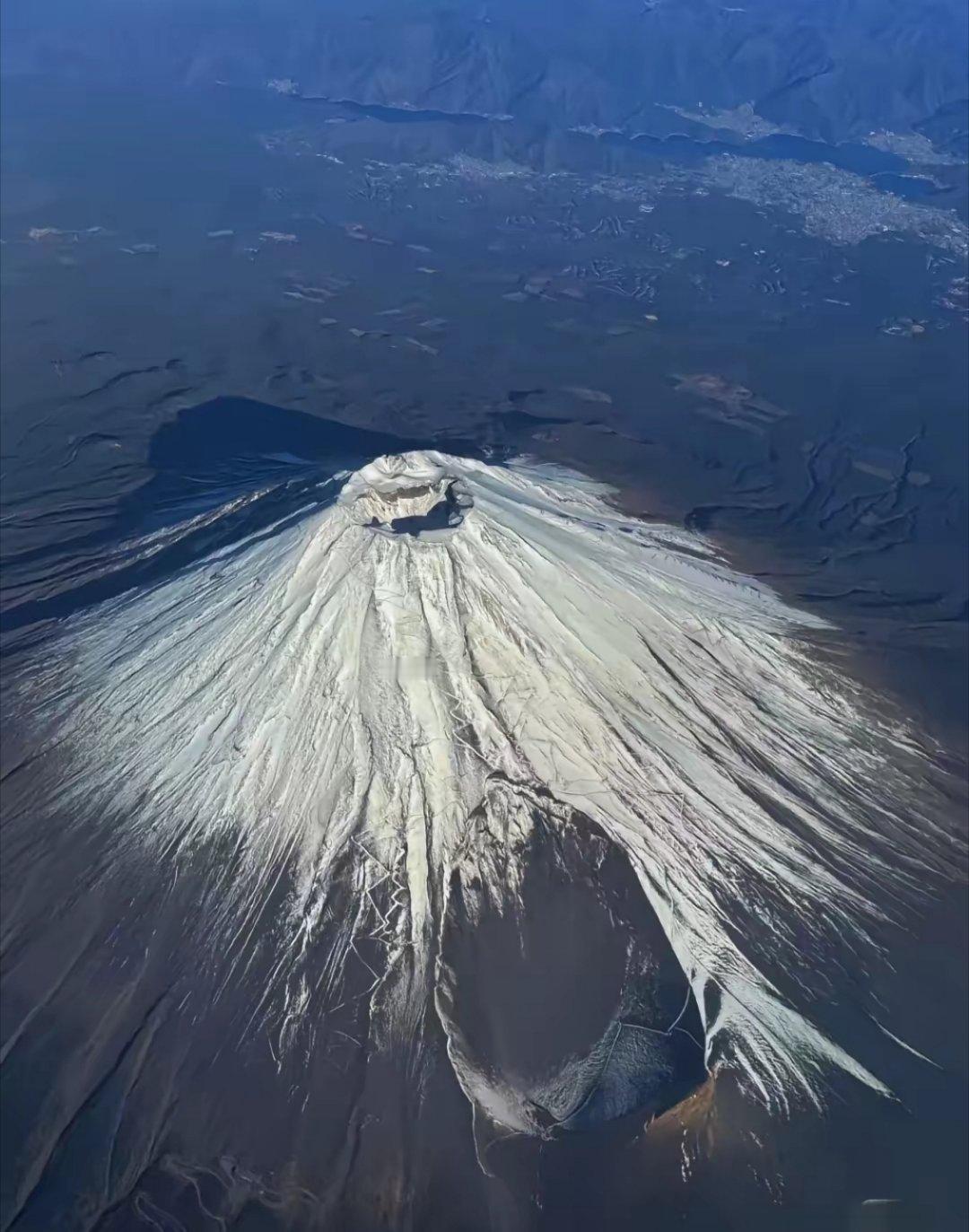 网友拍的富士山顶！好震撼啊！这是看过最真实的富士山了，原来火山口是封住的。