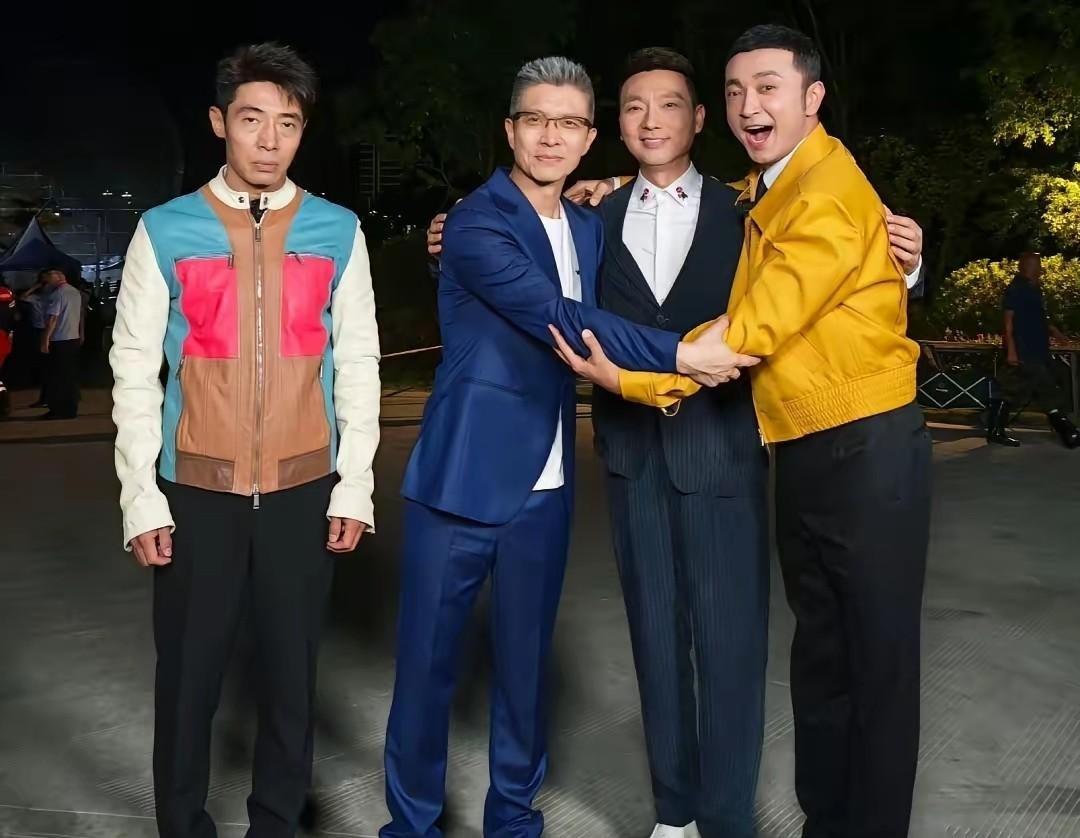 央视boys又整活了。一个北大的撒贝宁，坐在三个中国传媒大学出来的老哥中间，被