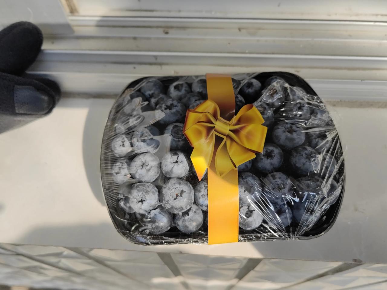 今天带着孩子去超市买菜，看到货架上的蓝莓不错，一盒20块钱，包装的也挺精致，就给