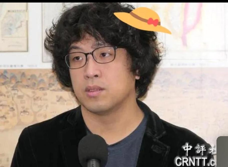 大快人心！“台独”沈伯洋的嚣张彻底凉了！以前这货多狂啊，一边靠“黑熊学院”