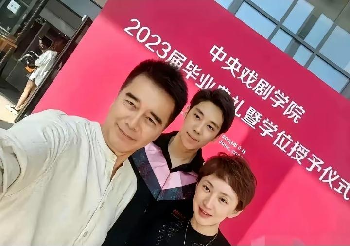 在何晴儿子毕业典礼上，别人都在，唯独她缺席。她曾因儿子考上中戏骄傲过自豪过，这张