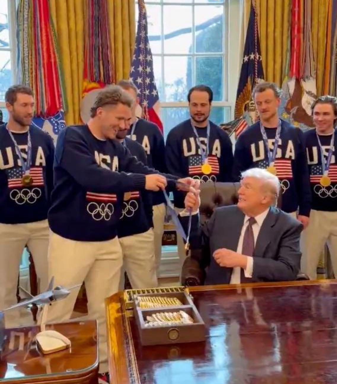 看看川普身后，站着的美国冰球队队员的肤色，就知道为什么川普会接见冰球队，却不接见