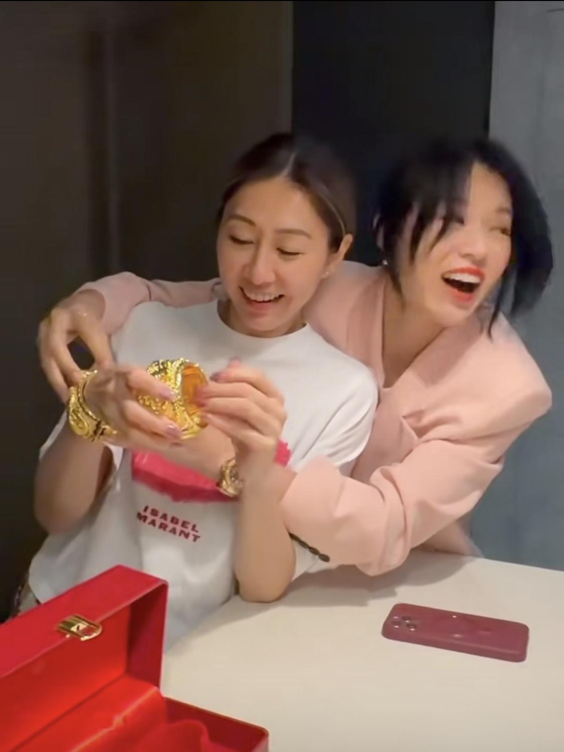 这年头送一对大金镯子做结婚礼物的，绝对是好姐妹。看现在的金价，胡杏儿送给胡定