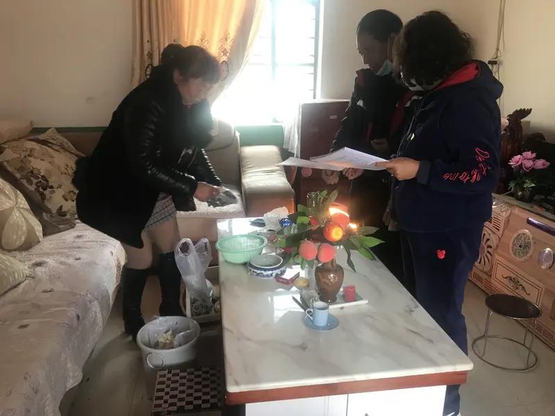 寒假万师访万家活动又开始了！老师们吃过晚饭又忙碌起来了，需要到每个学生家里家访拍