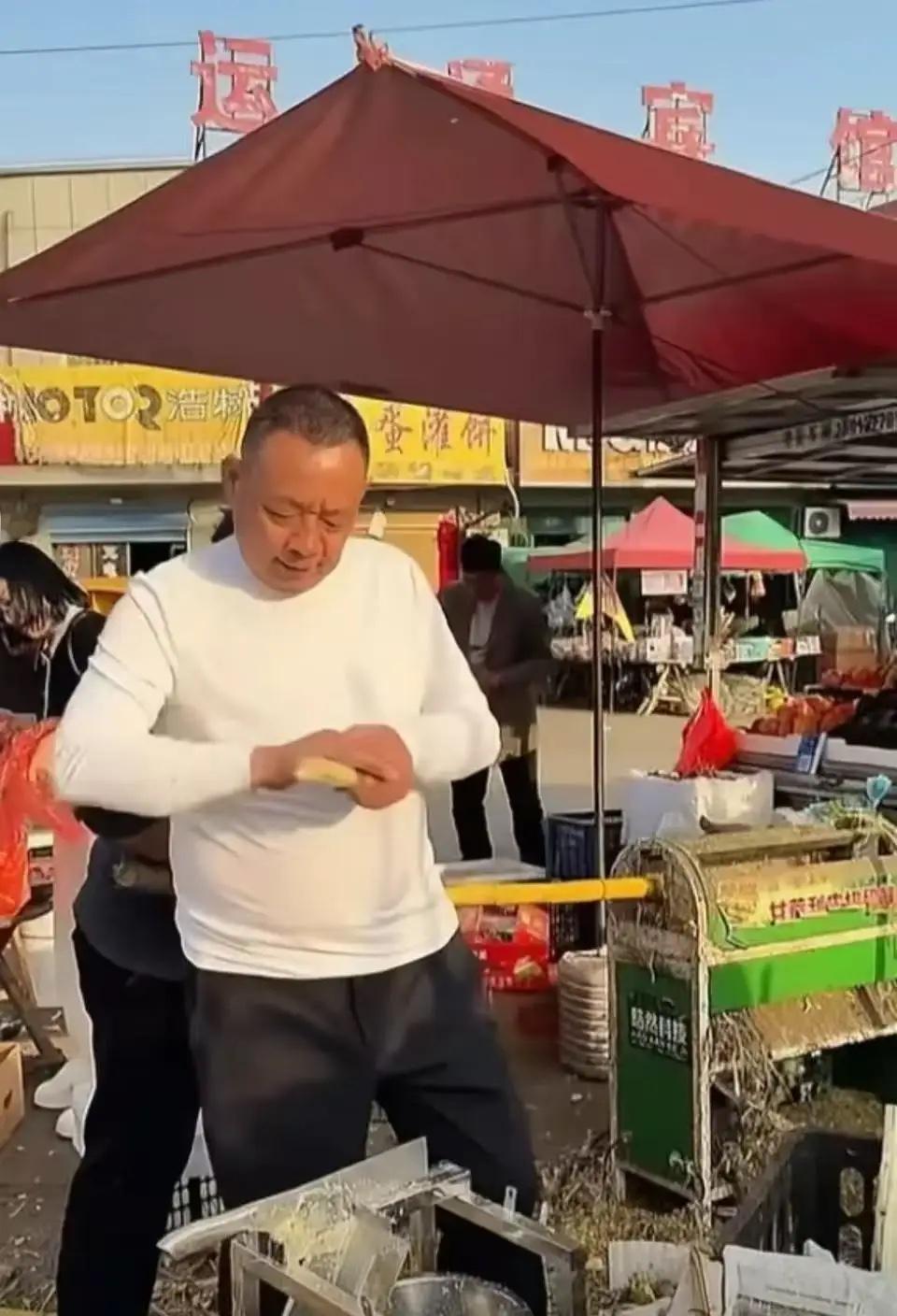 “万万没想到！东来居然沦落到街头摆摊卖甘蔗了！”网友：我出息了，能吃上于东来削的