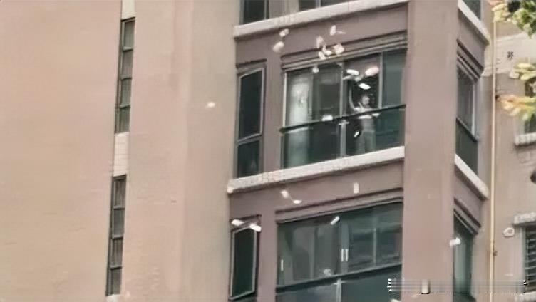 汕头合信.星湖城小区彻底炸锅了！天降百万港币，路人疯抢！这事给我整破防了：有