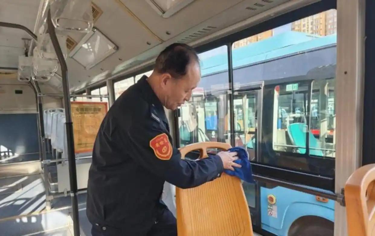 男子在公交上辱骂司机一路，整车人默默忍受谩骂十几分钟，司机自始至终隐忍克制，最后