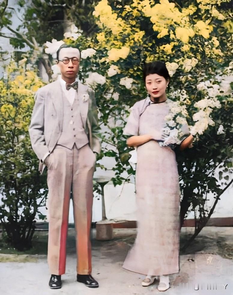 这才是溥仪和婉容的真实貌相，绝非演员扮演的角色！这张珍贵的老照片摄于1926年，