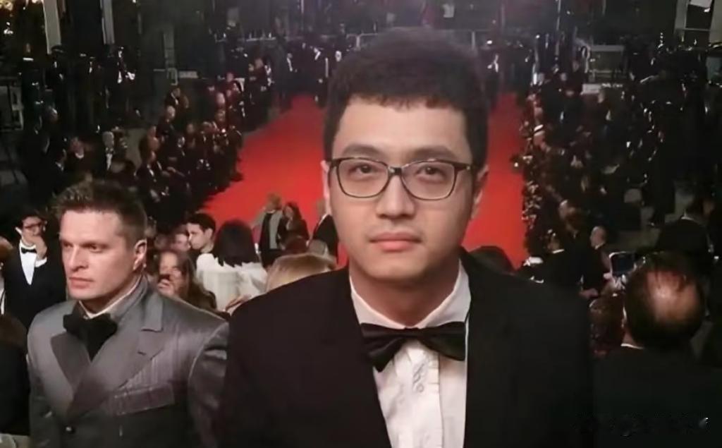 出狱后第一顿饭，他笑着对朋友说：“马蓉这么多年没再婚，是在等我。”消息石沉大