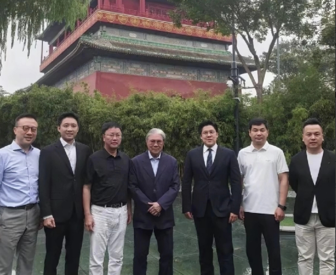 明日便是9.3阅兵，霍震霆携霍启刚、霍启山父子三人现身北京，一行人拖着行李出闸的