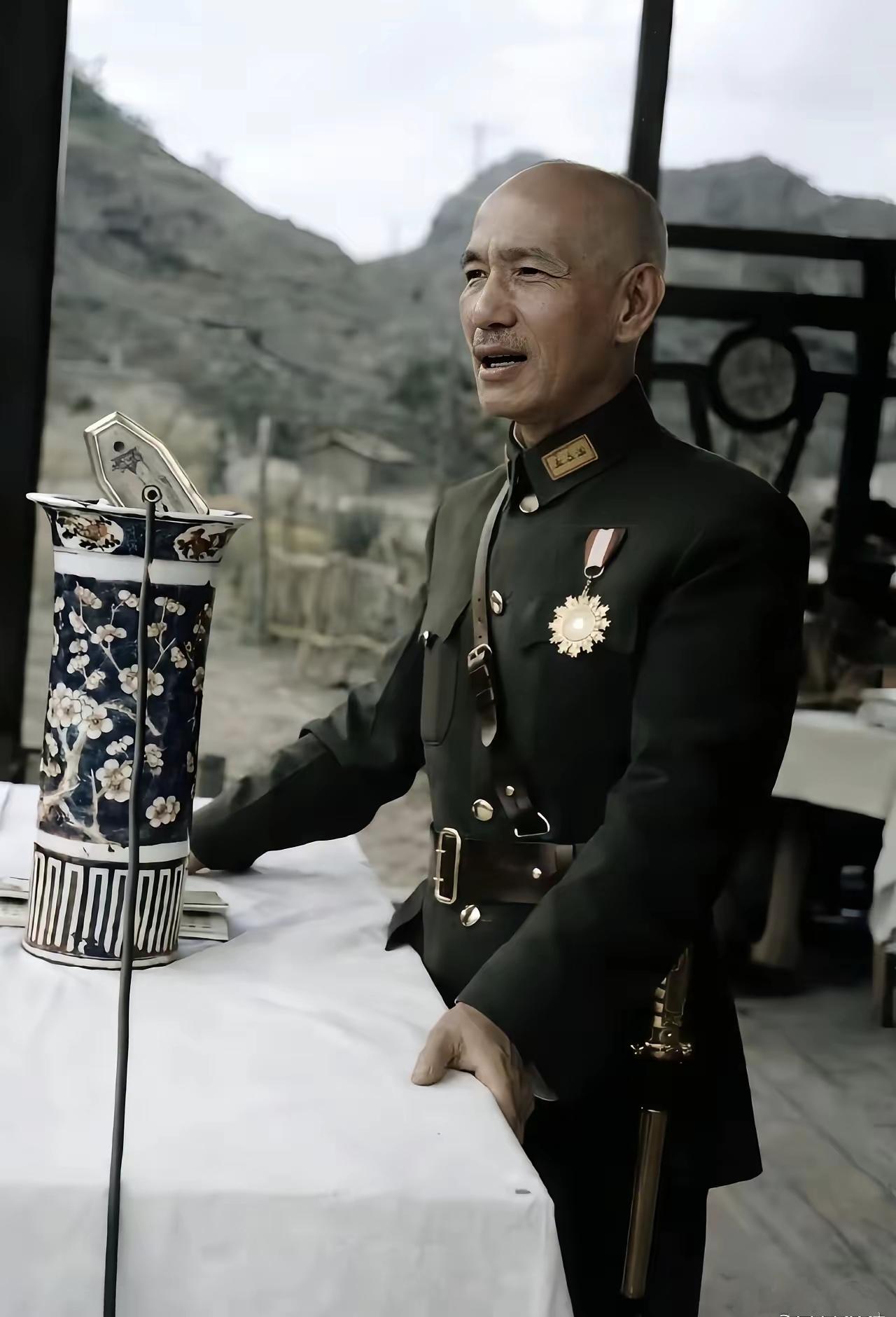 这是1945年，四川万县，蒋介石视察青年远征军204师时在讲话。