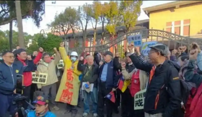 岛内表示，既然中国大陆表态，只要岛内愿意谈统一，什么条件都可以提，岛内表示，国号