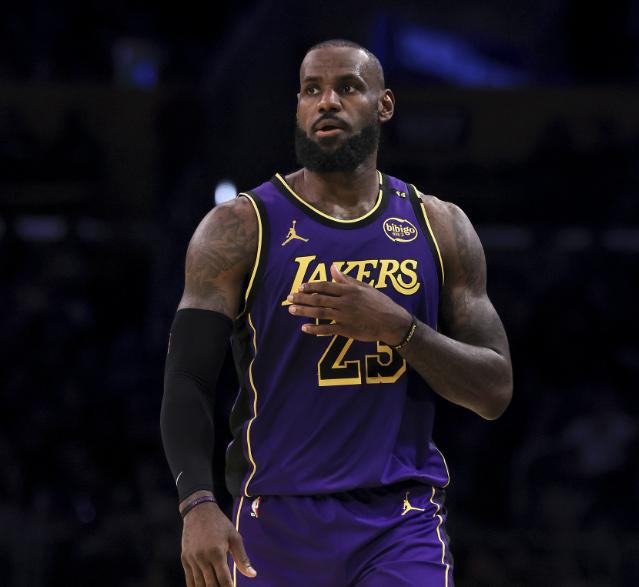 说詹姆斯是蛀虫，湖人没有老詹会更好，这骂的真难听！近日，之前的NBA状元夸梅布