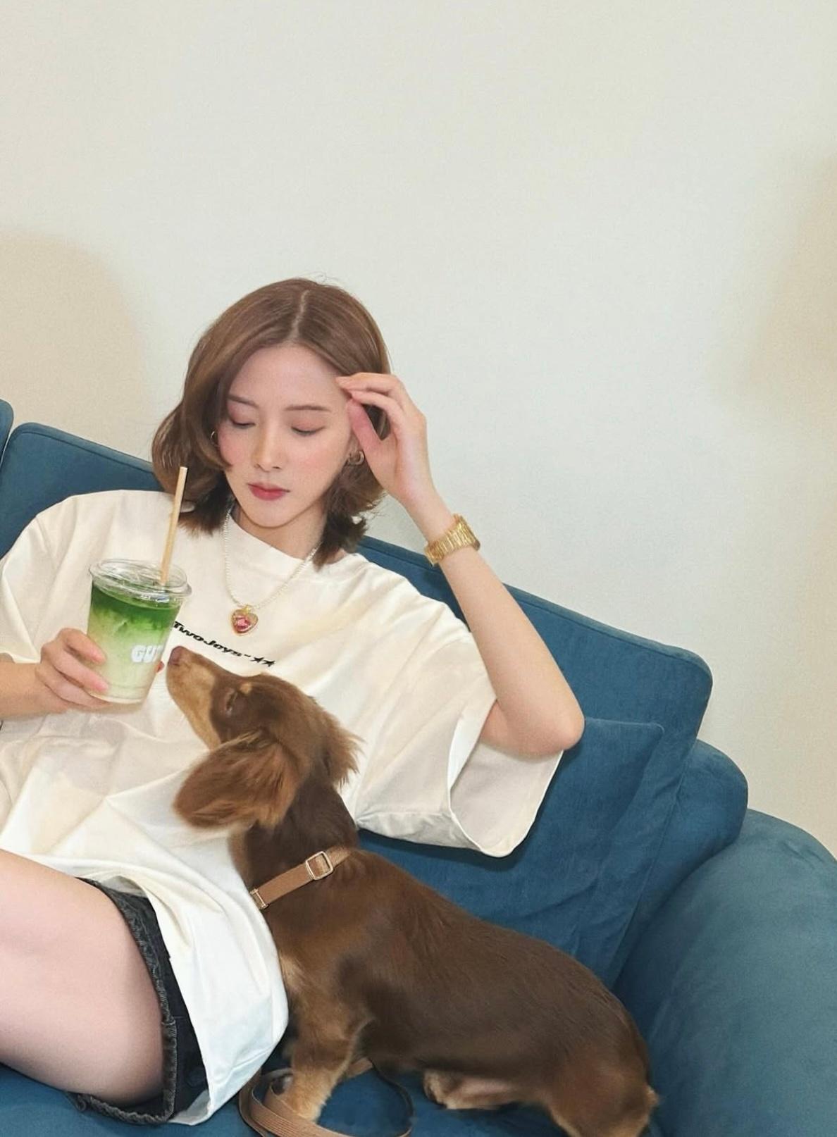 baifern吕爱惠baifern小水日常～～和自己的狗宝宝太软萌啦那个小脚