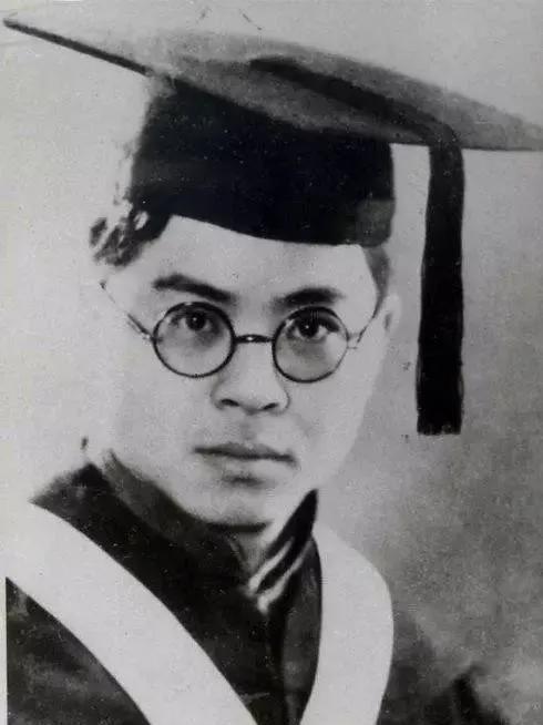 不肯承认胡适是自己恩师的吴晗，当好友沈从文被安排在博物馆扫地时，又对沈从文握手的