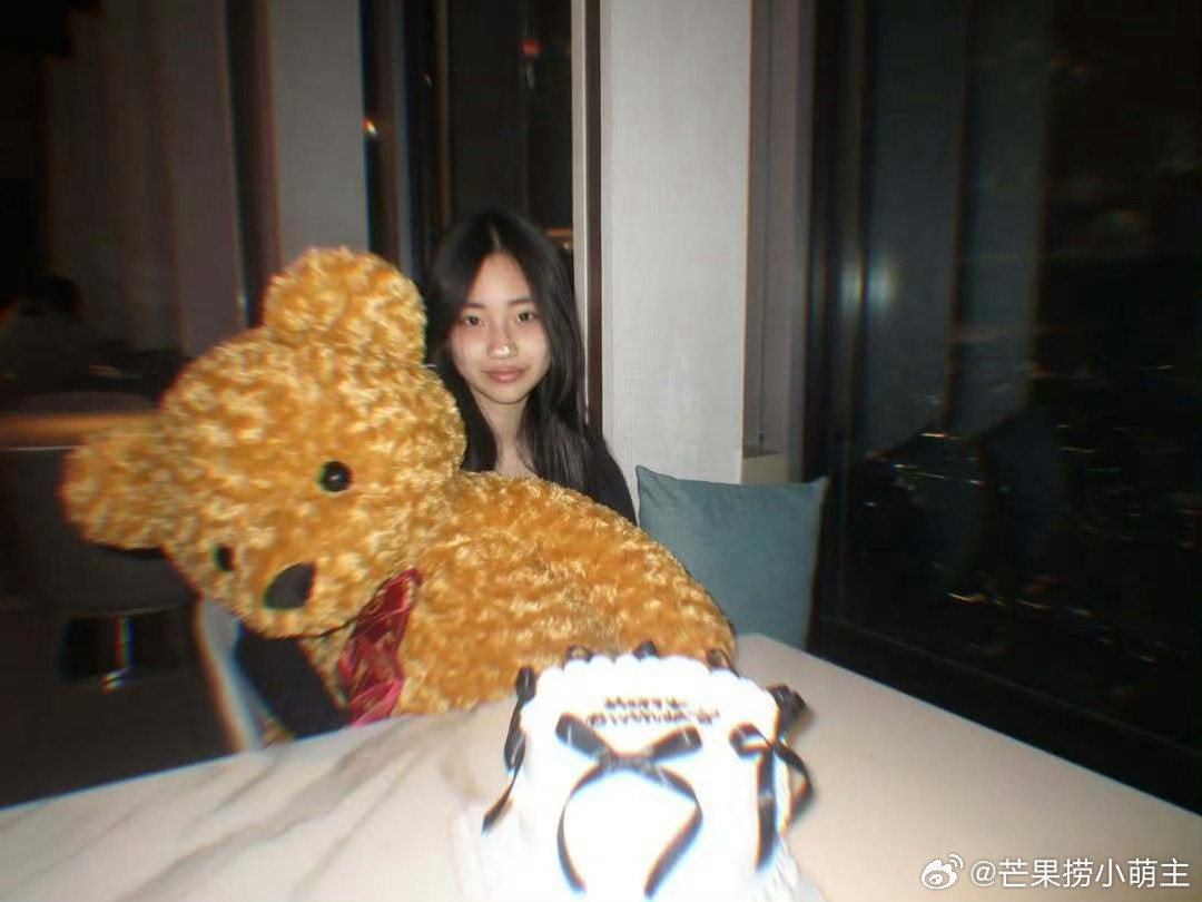 小S给14岁小女儿庆生小S小女儿14岁了小S小女儿14岁生日，亲妈小S搞怪送祝