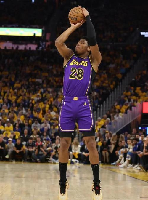 由于湖人正采用东契奇与里夫斯的错峰上场策略，替补阶段大多会由里夫斯与八村塁搭档。